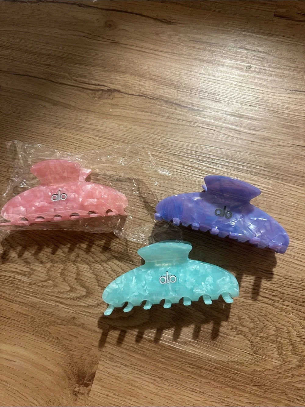 Alo hair clips 3 pairs